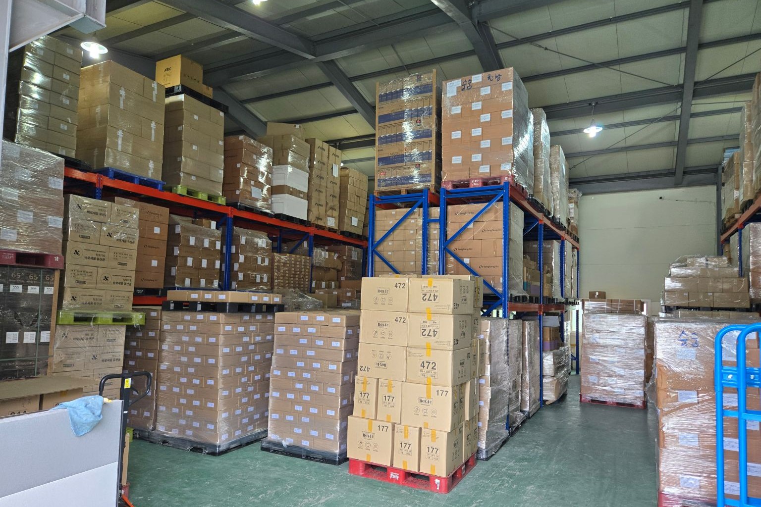 랙 및 파렛이 정돈된 창고 전경