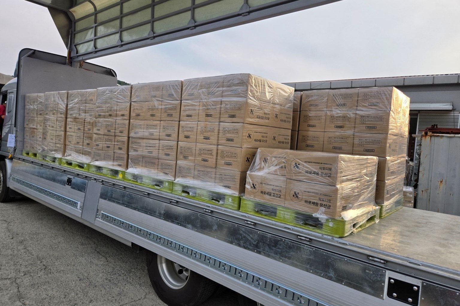 출고 램프에서 상차되는 박스